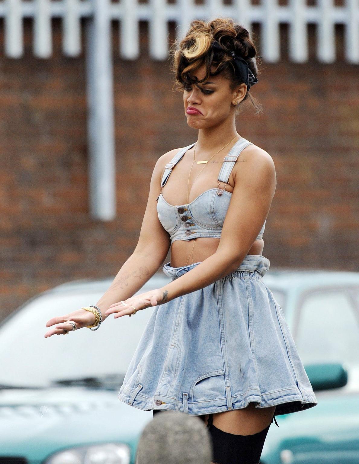 16P Rihanna flashing her panties on the music video set in Ireland