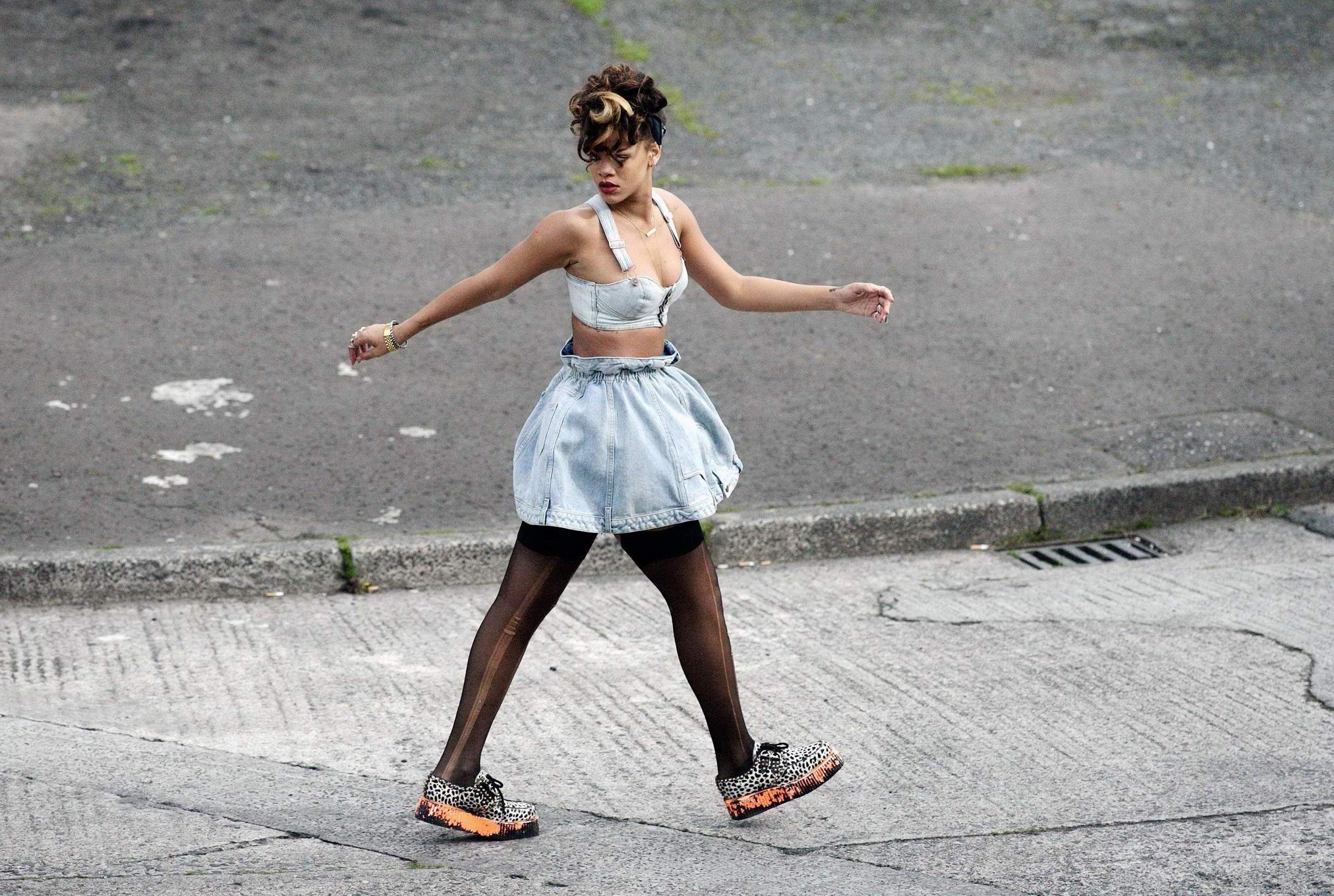 16P Rihanna flashing her panties on the music video set in Ireland