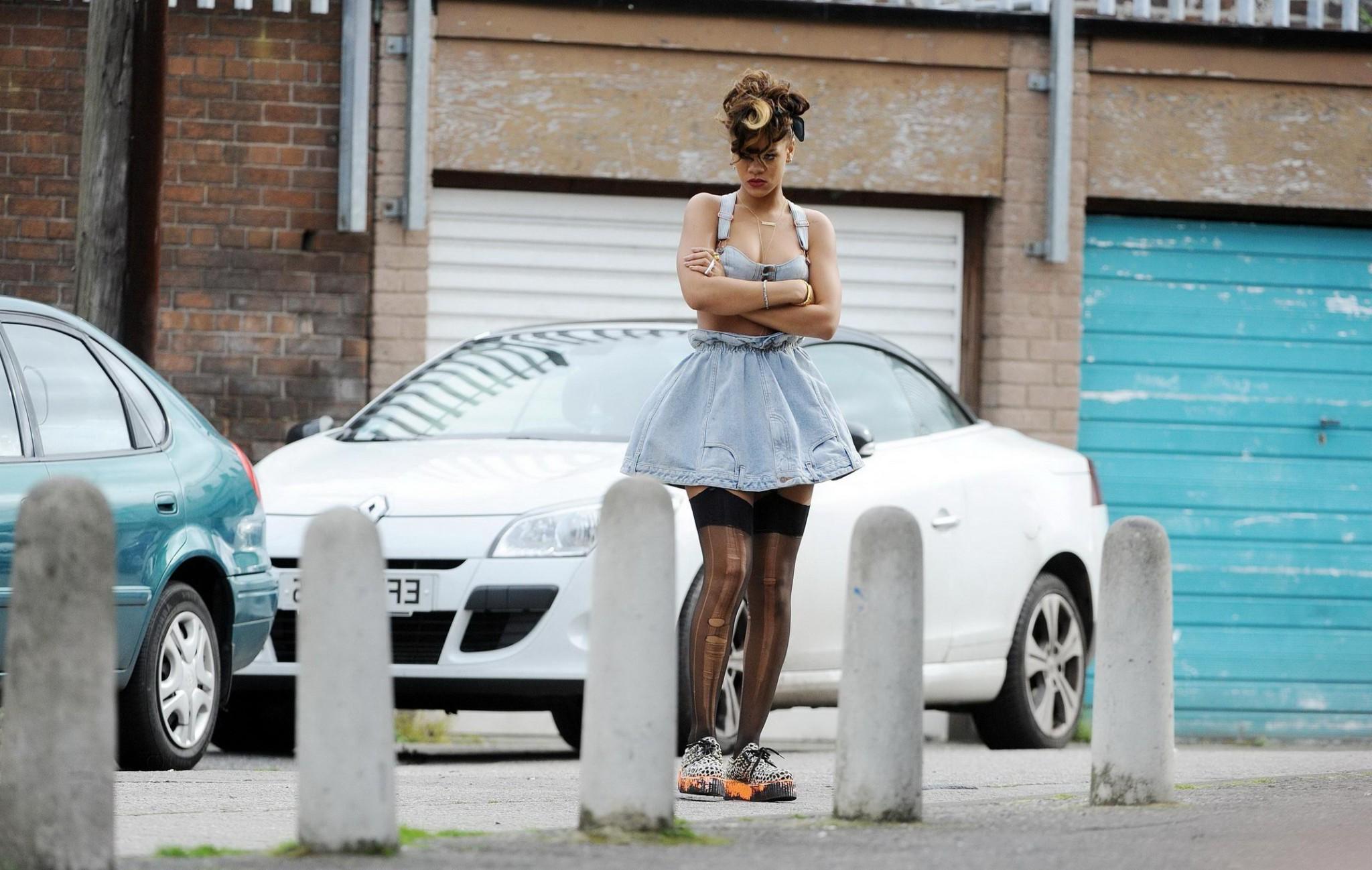 16P Rihanna flashing her panties on the music video set in Ireland