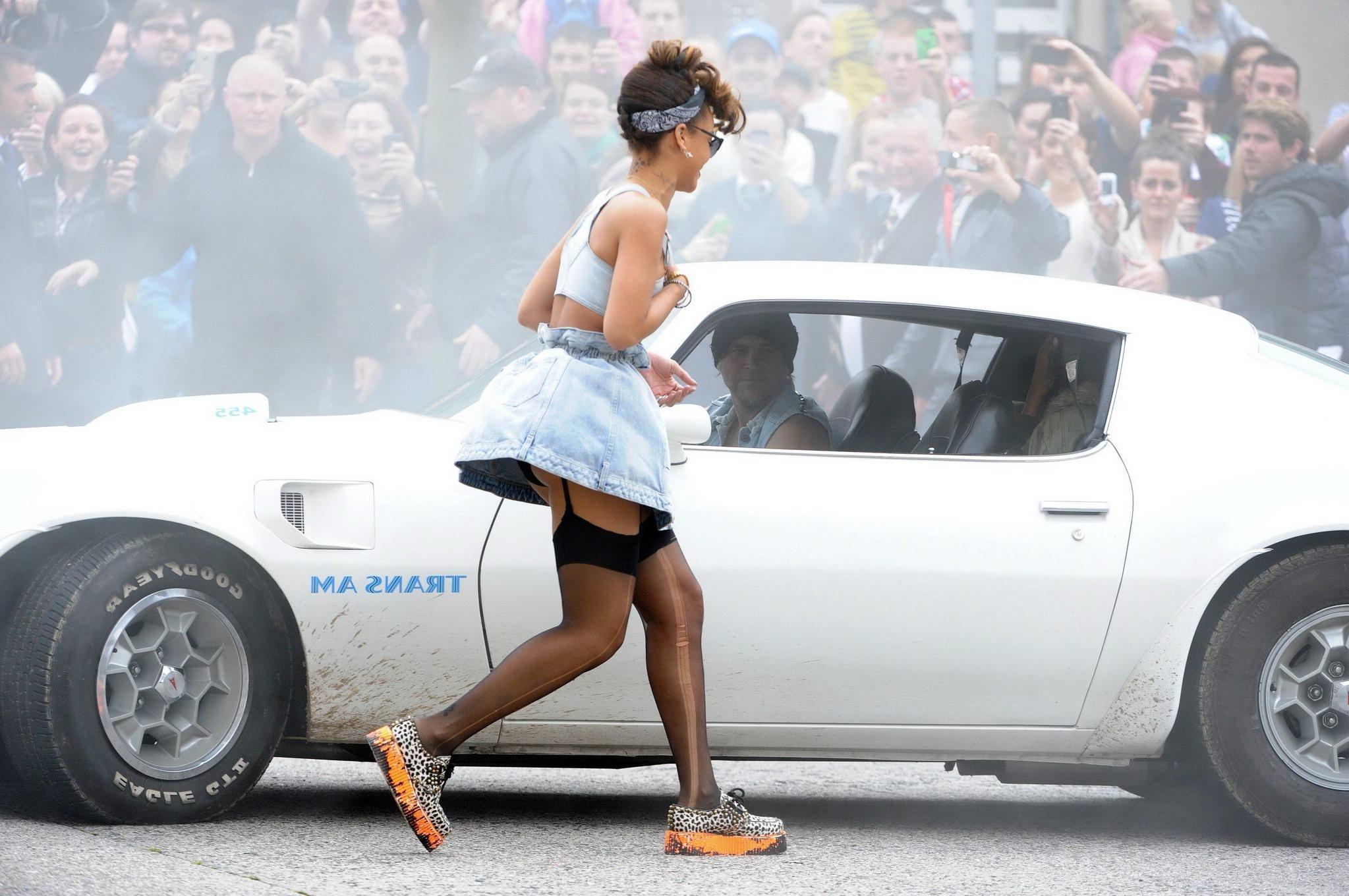 16P Rihanna flashing her panties on the music video set in Ireland