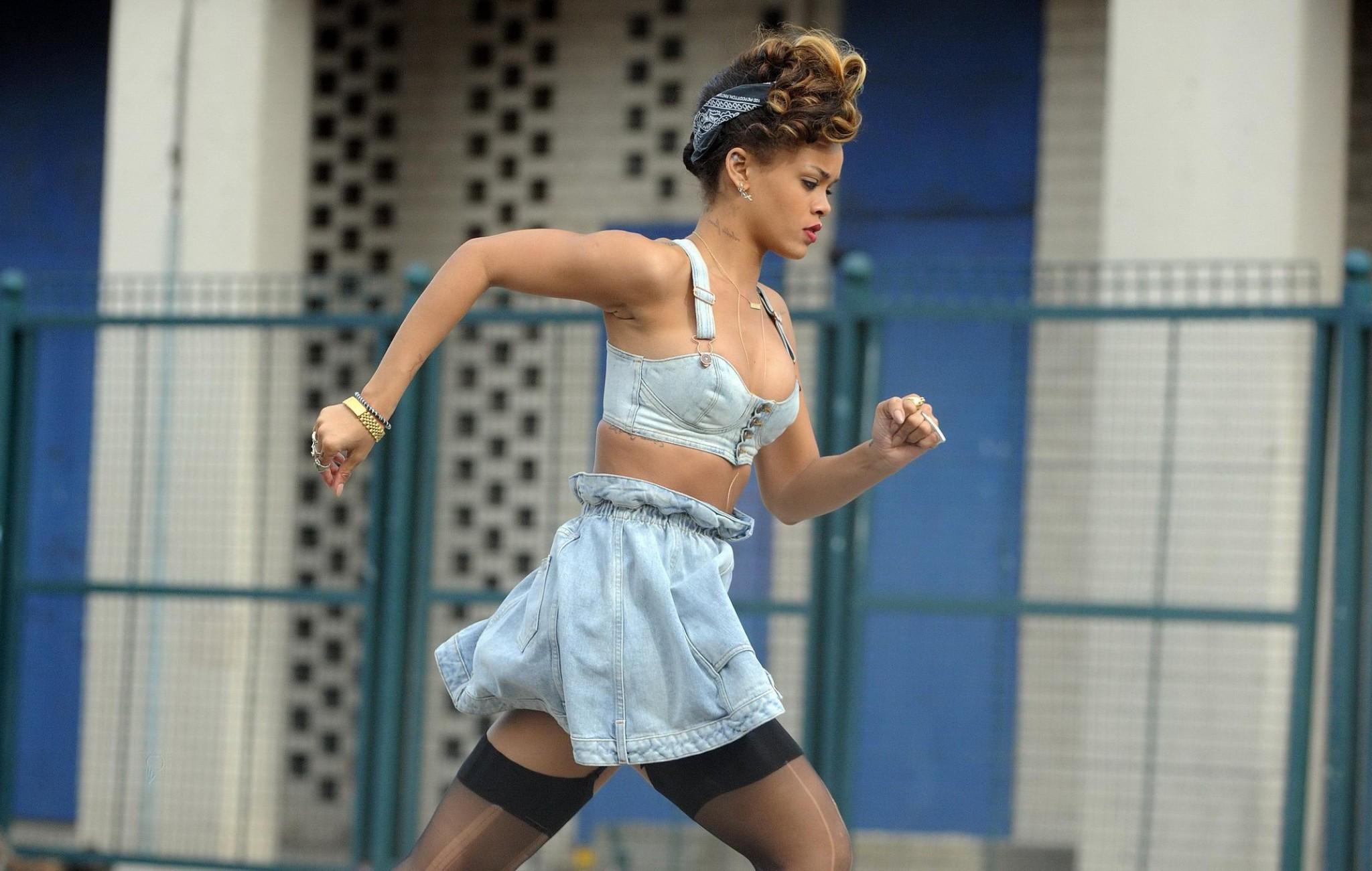 16P Rihanna flashing her panties on the music video set in Ireland