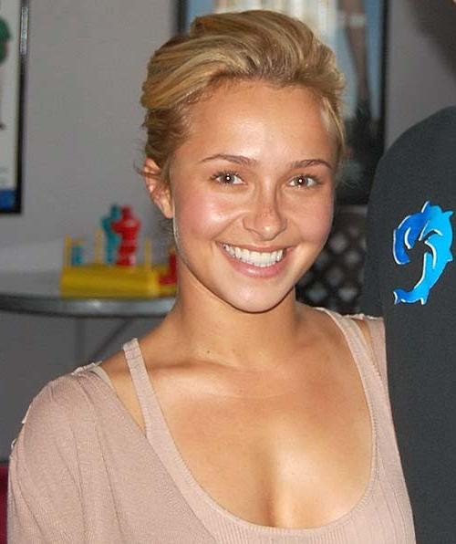 16P Hayden Panettiere looking very hot and sexy on private photos