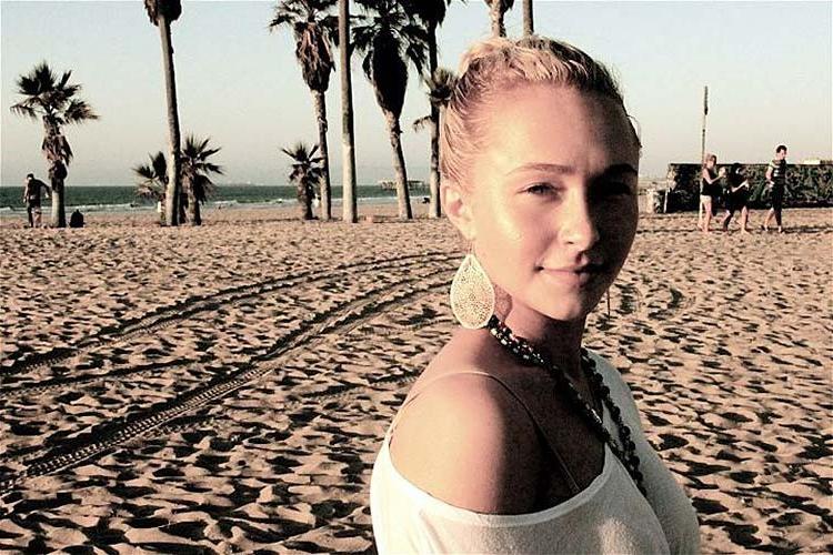 16P Hayden Panettiere looking very hot and sexy on private photos