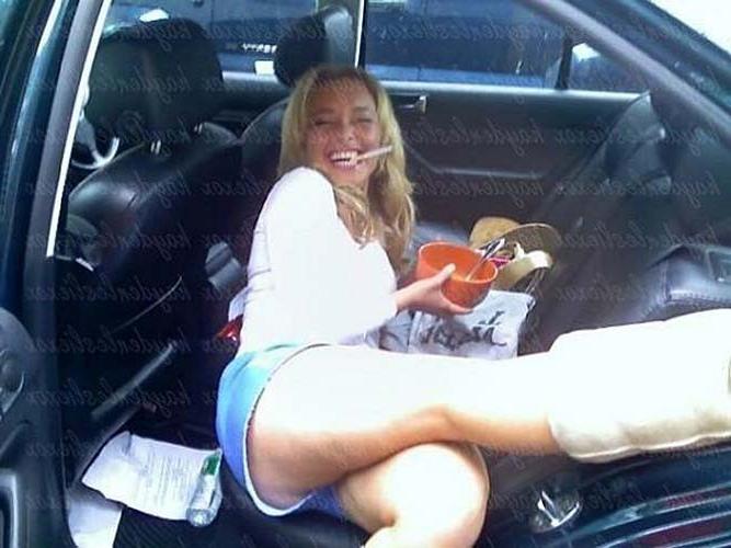 16P Hayden Panettiere looking very hot and sexy on private photos