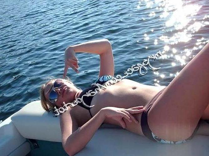 16P Hayden Panettiere looking very hot and sexy on private photos