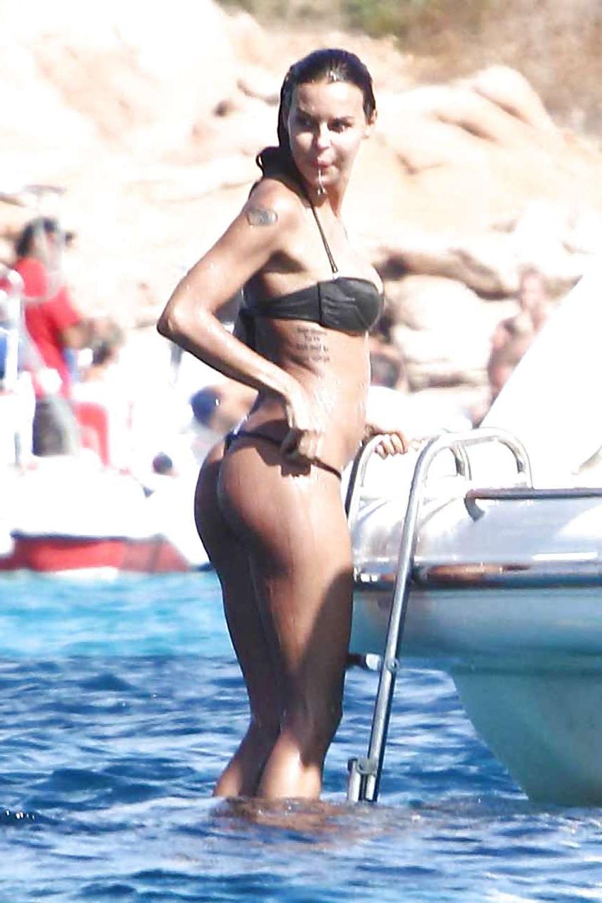 16P Nina Moric showing her fantastic ass in bikini thong on yacht and spreading her 