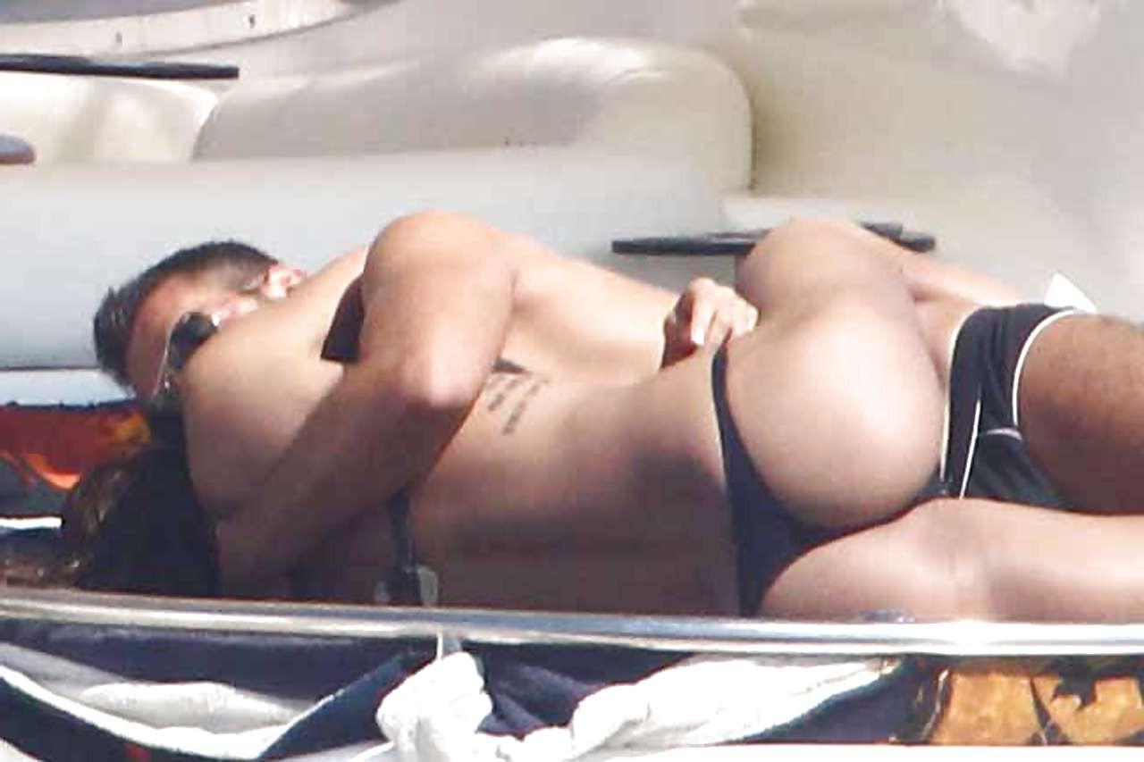 16P Nina Moric showing her fantastic ass in bikini thong on yacht and spreading her 
