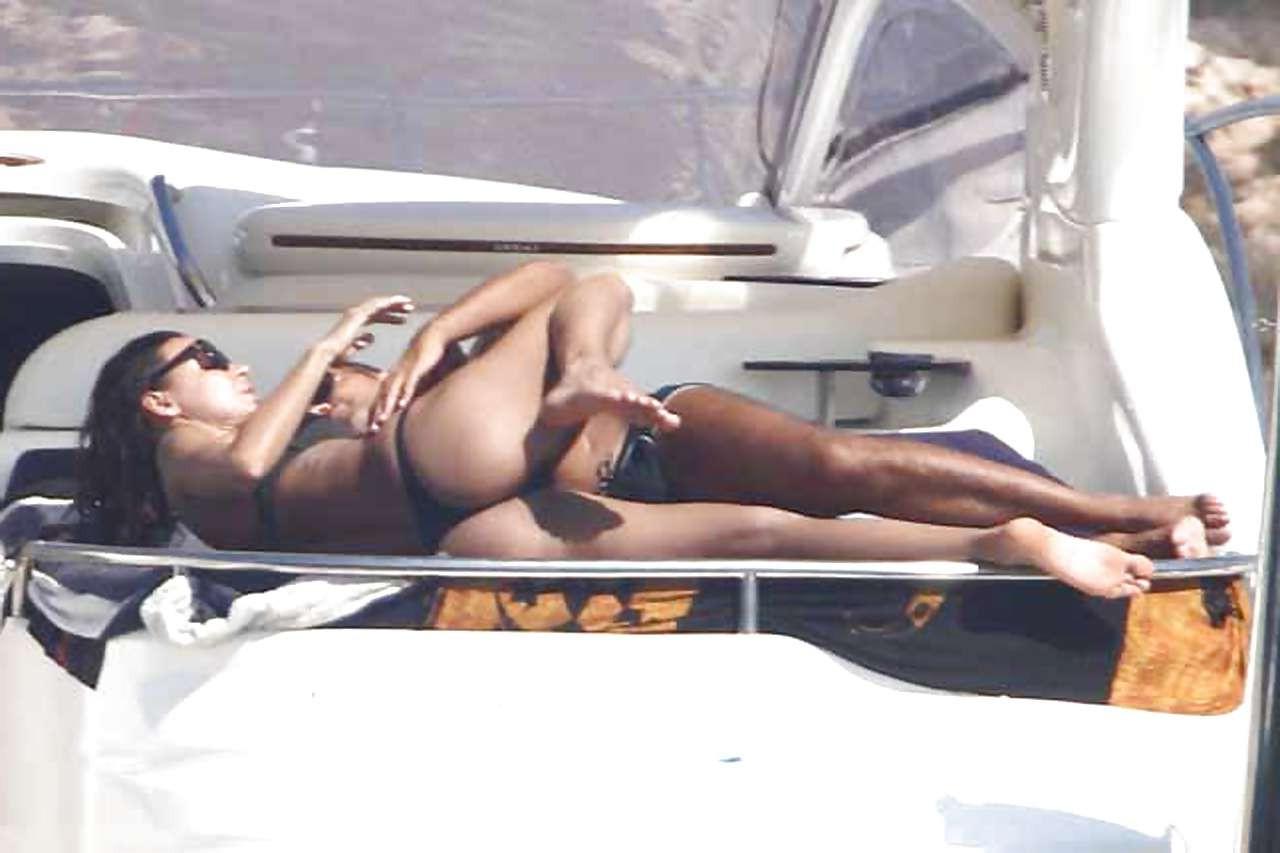 16P Nina Moric showing her fantastic ass in bikini thong on yacht and spreading her 