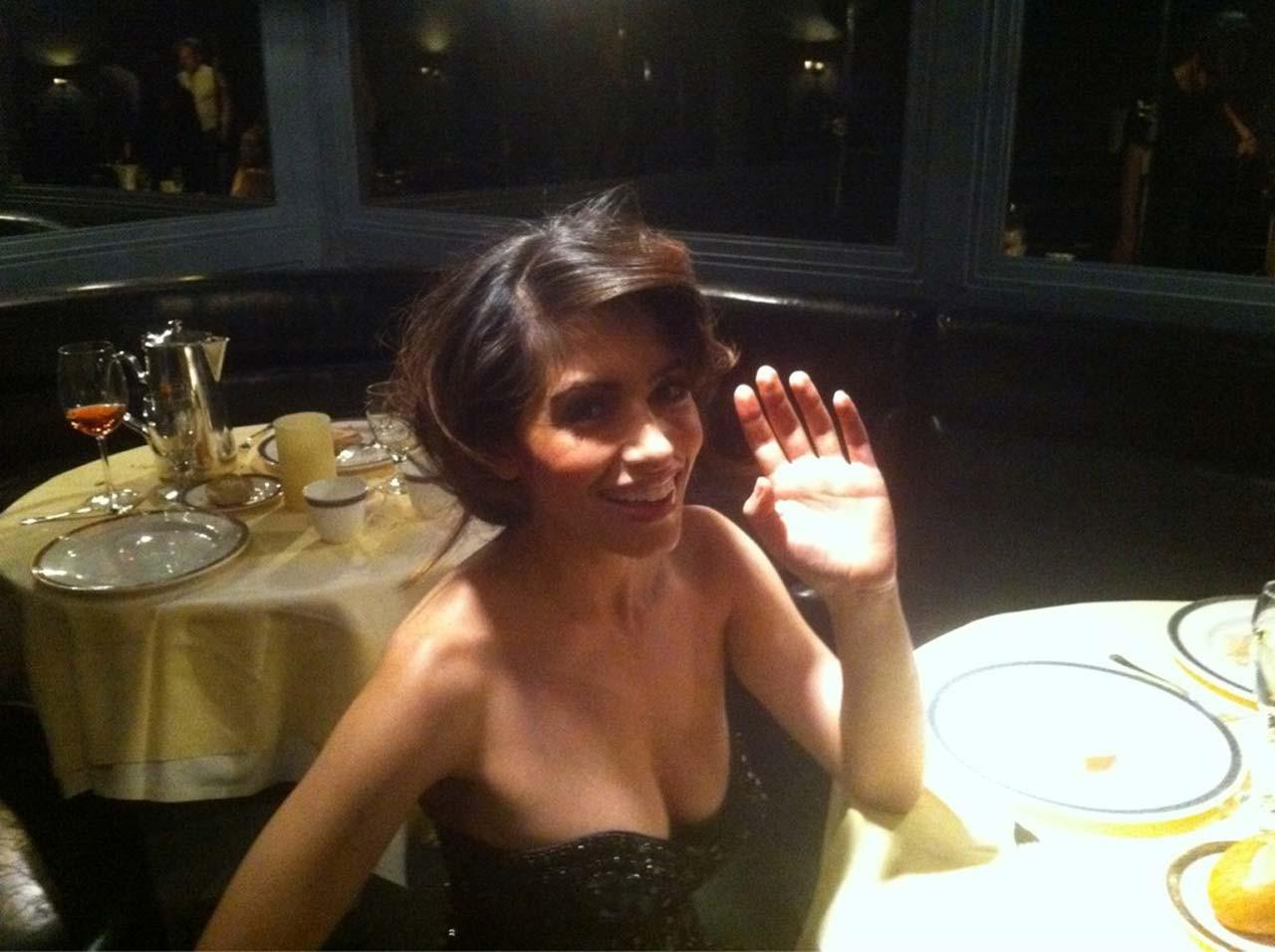 16P Sarah Shahi exposing her fucking sexy body and huge boobs on private photos