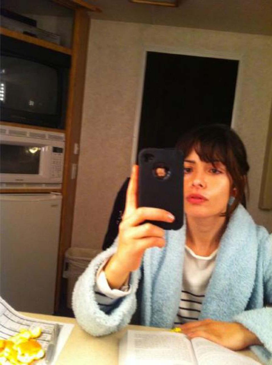 16P Sarah Shahi exposing her fucking sexy body and huge boobs on private photos