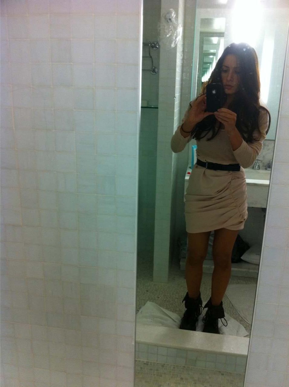 16P Sarah Shahi exposing her fucking sexy body and huge boobs on private photos