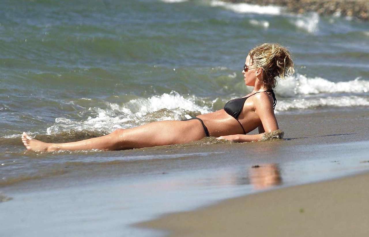 16P Sarah Harding showing her great legs in mini skirt and ass in thong