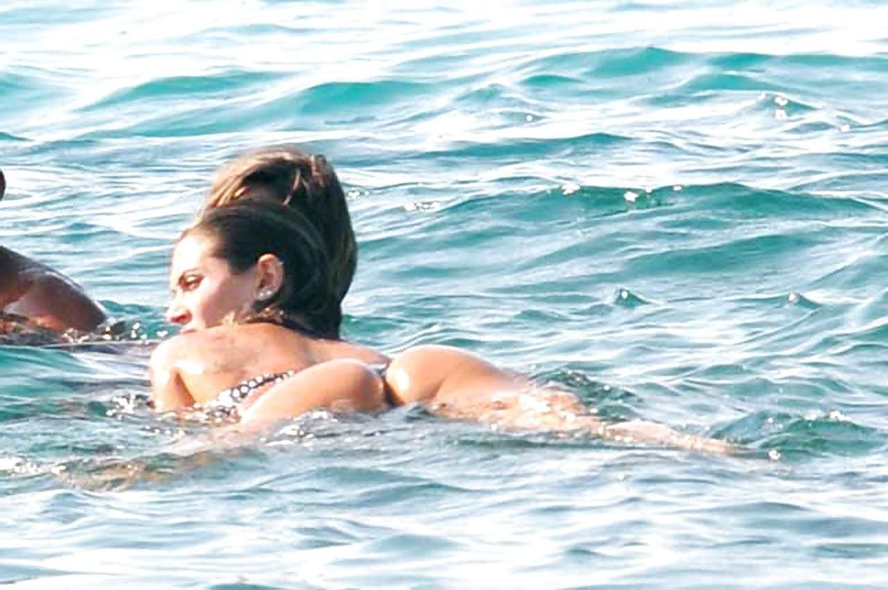 16P Melissa Satta showing her fantastic ass in thong bikini on beach paparazzi pictu