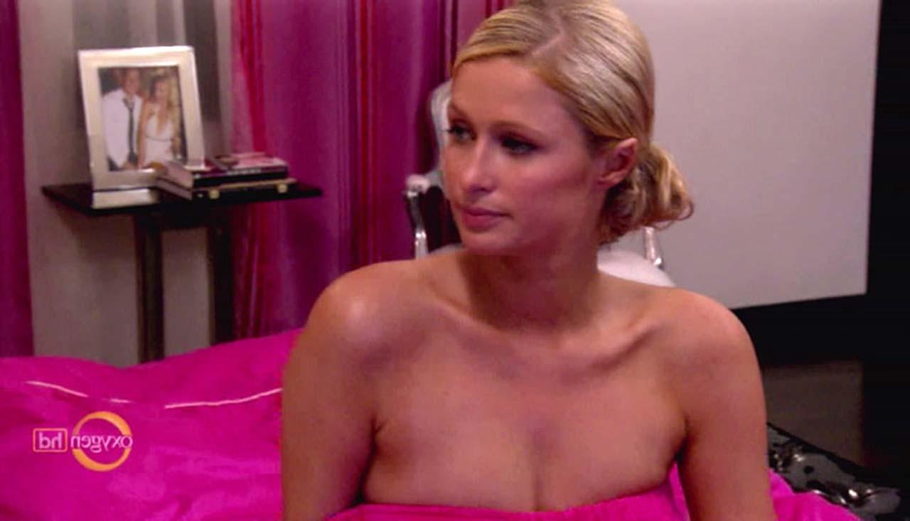 16P Paris Hilton exposing her sexy nude body and hot ass in bathroom