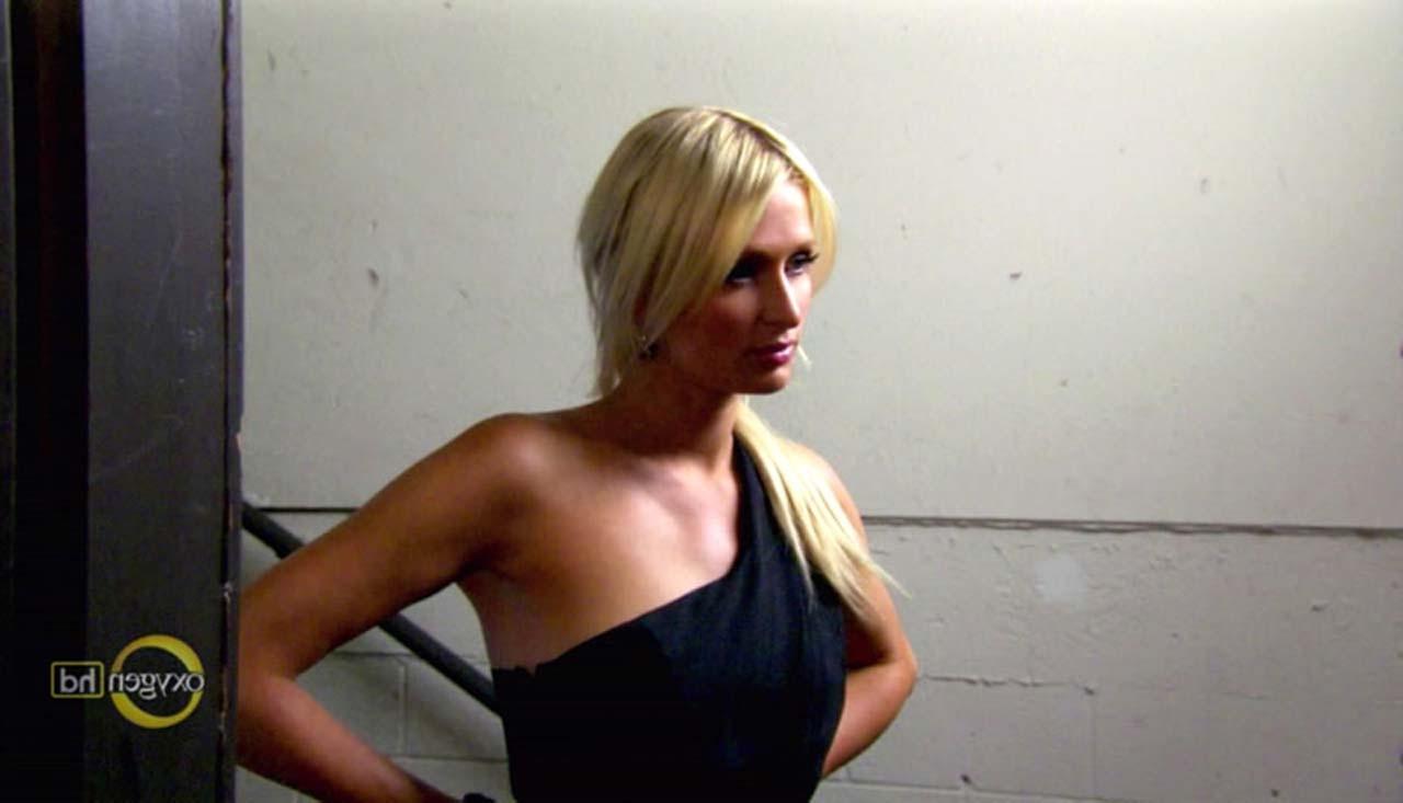 16P Paris Hilton exposing her sexy nude body and hot ass in bathroom