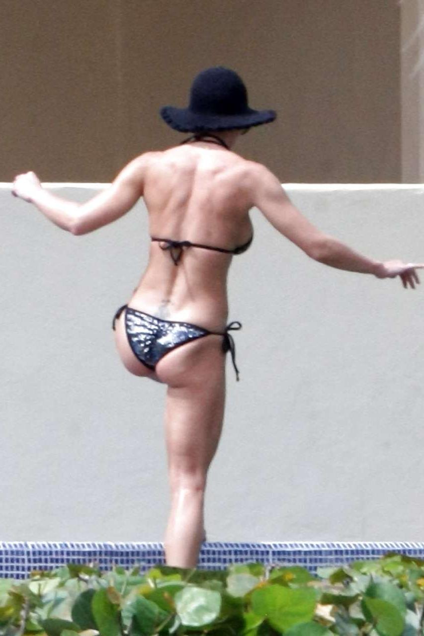 16P Jaime Pressly posing topless and showing her ass in bikini thong