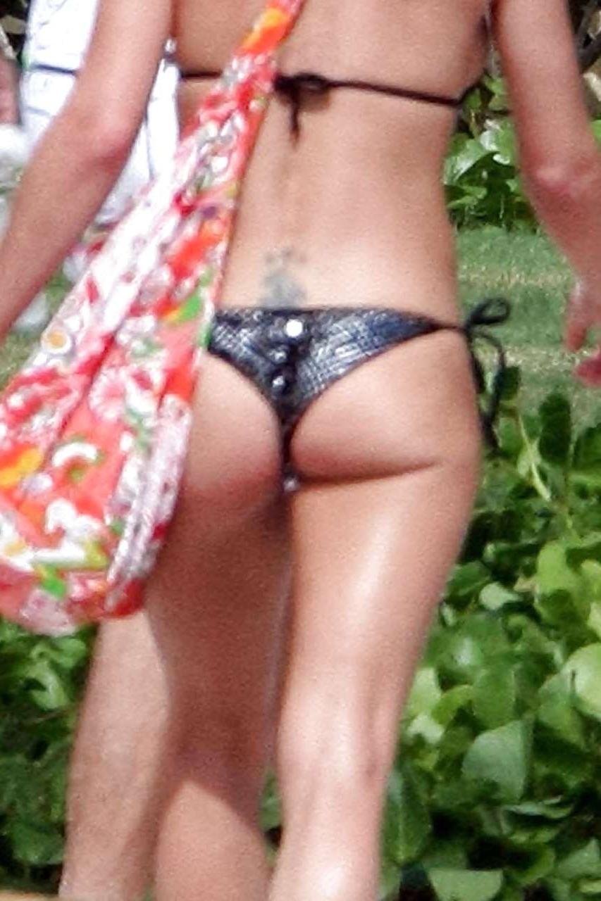 16P Jaime Pressly posing topless and showing her ass in bikini thong