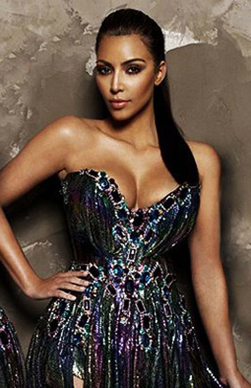 16P Kim Kardashian looking very hot and sexy on her private photos
