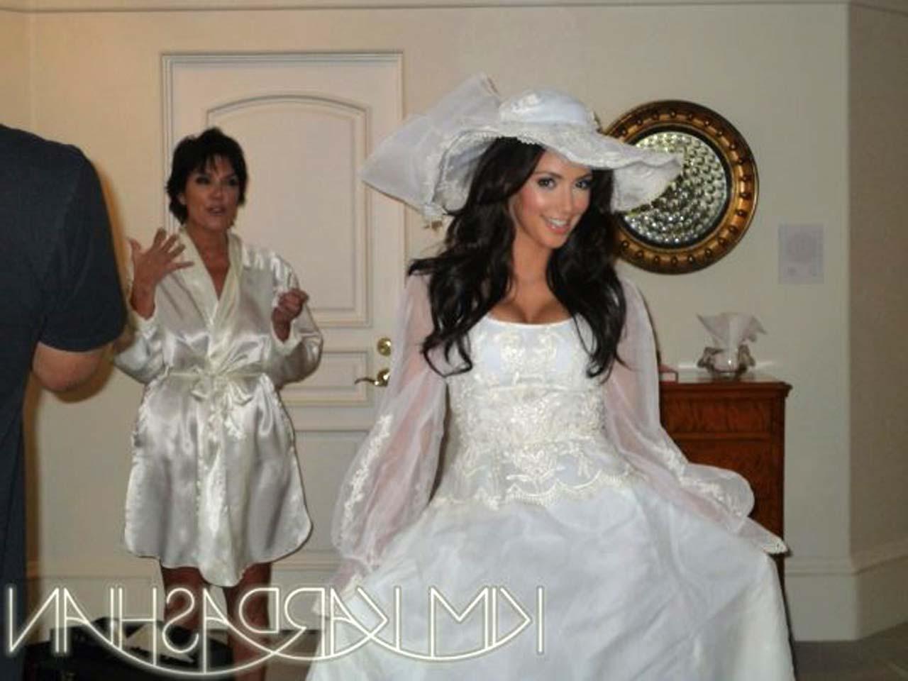 16P Kim Kardashian looking very hot and sexy on her private photos