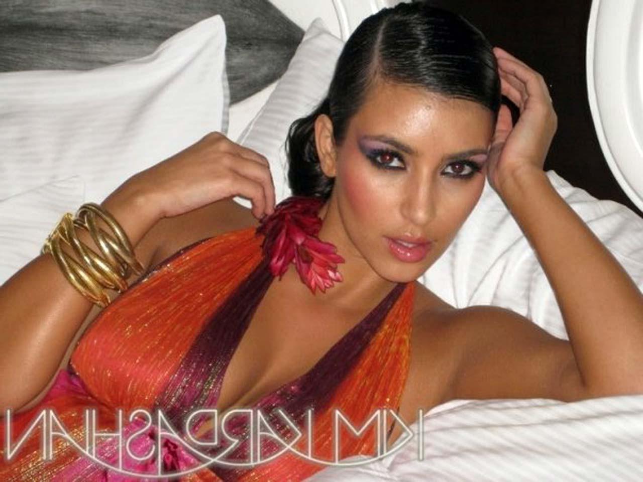 16P Kim Kardashian looking very hot and sexy on her private photos