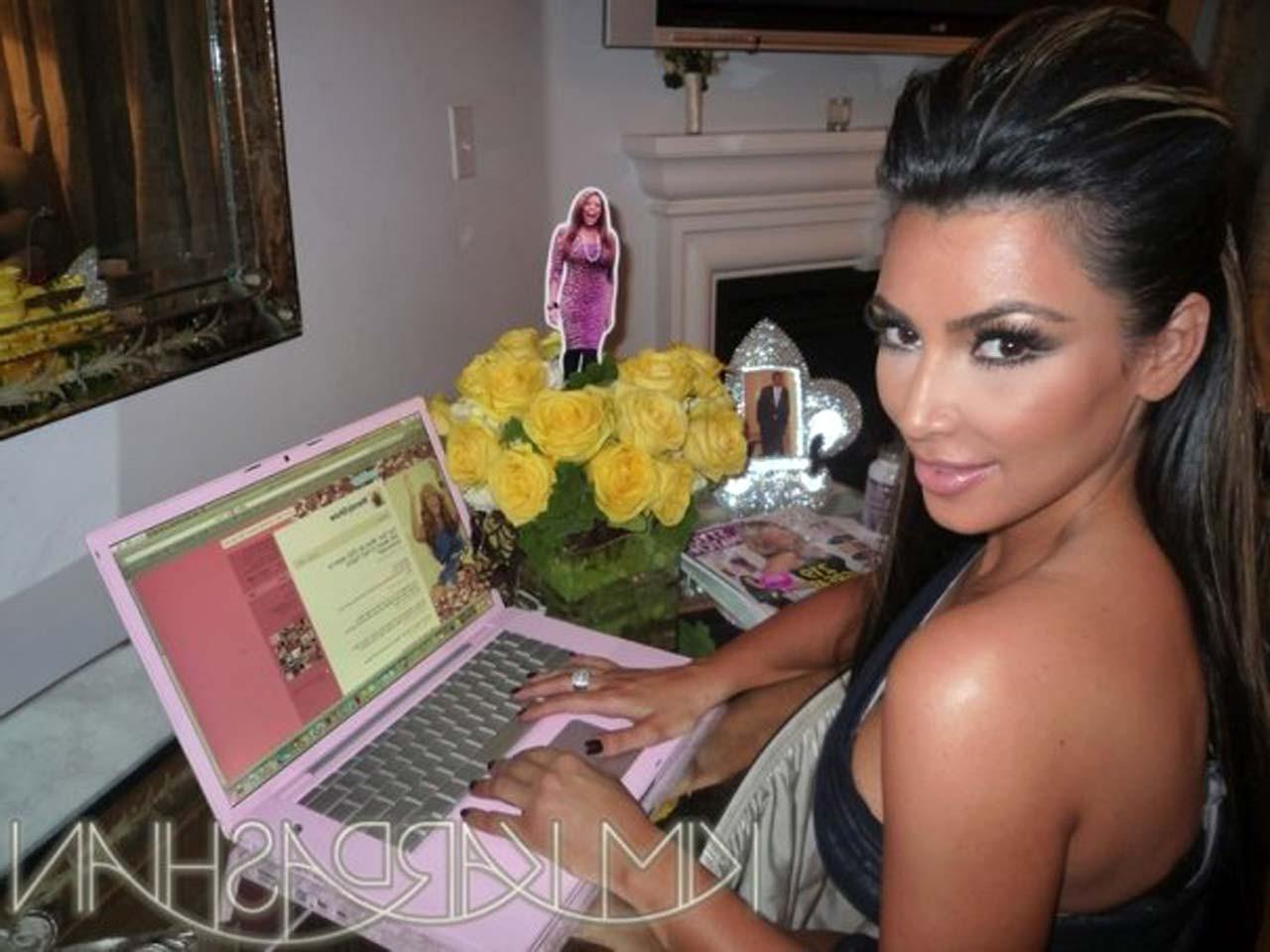 16P Kim Kardashian looking very hot and sexy on her private photos