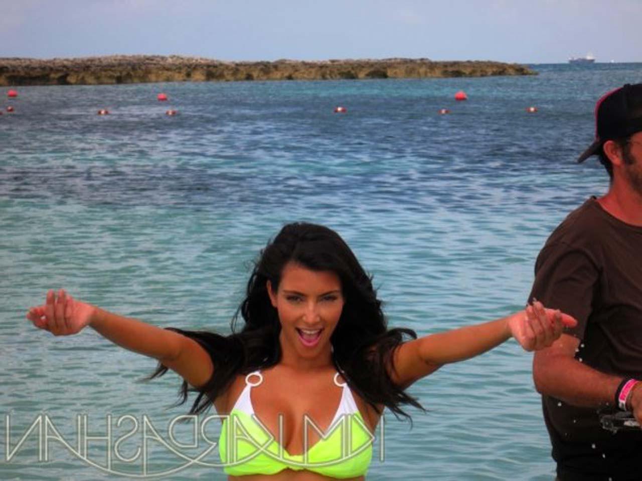16P Kim Kardashian looking very hot and sexy on her private photos
