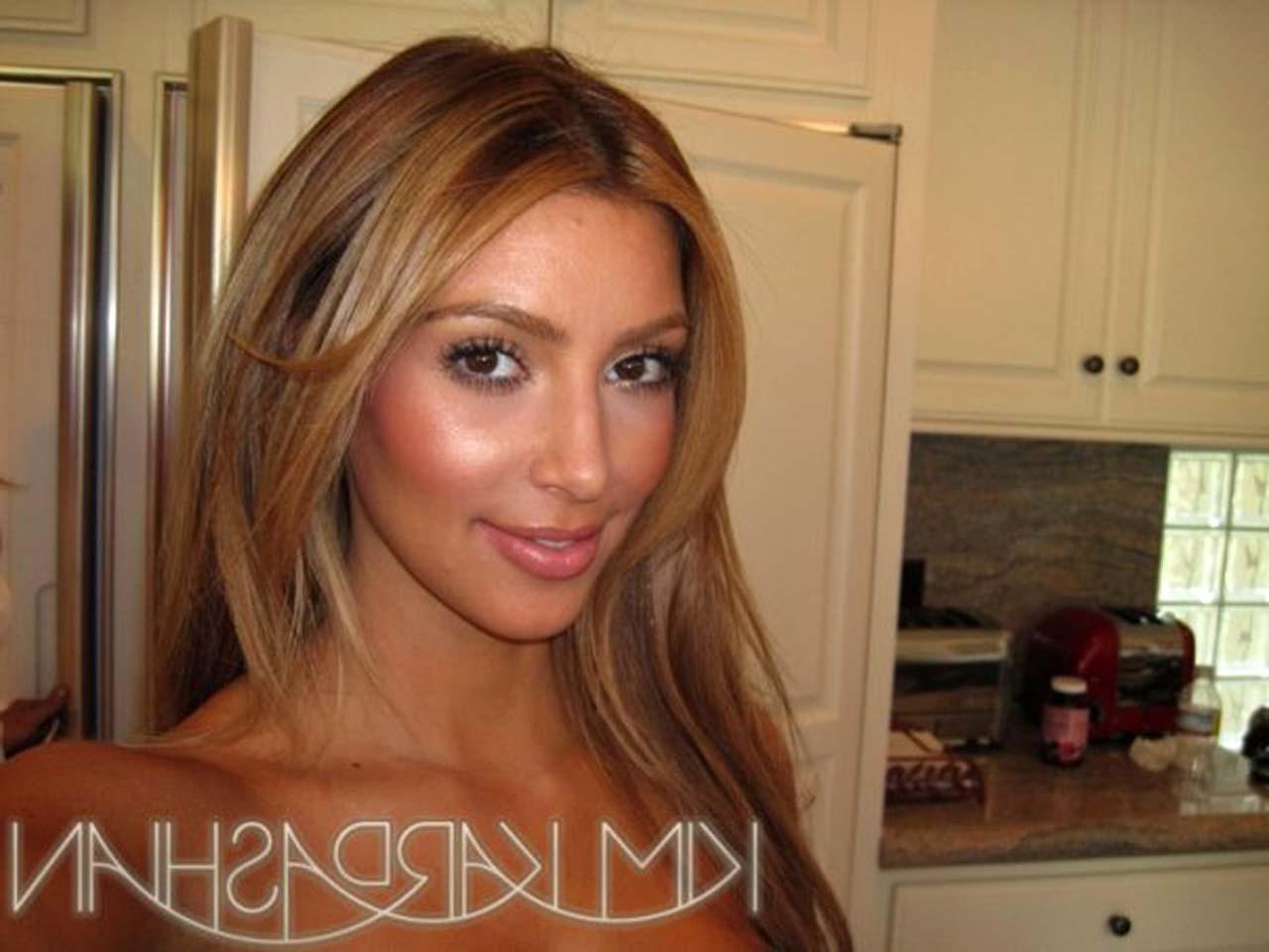 16P Kim Kardashian looking very hot and sexy on her private photos