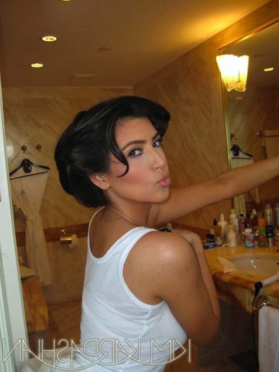 16P Kim Kardashian looking very hot and sexy on her private photos