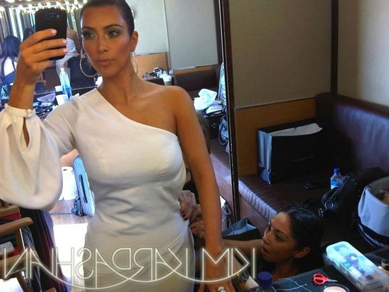 16P Kim Kardashian looking very hot and sexy on her private photos