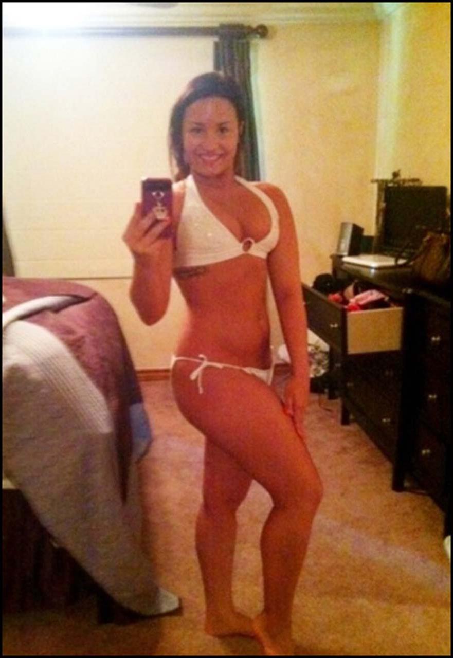 16P Demi Lovato exposing her sexy body in underwear on private photos