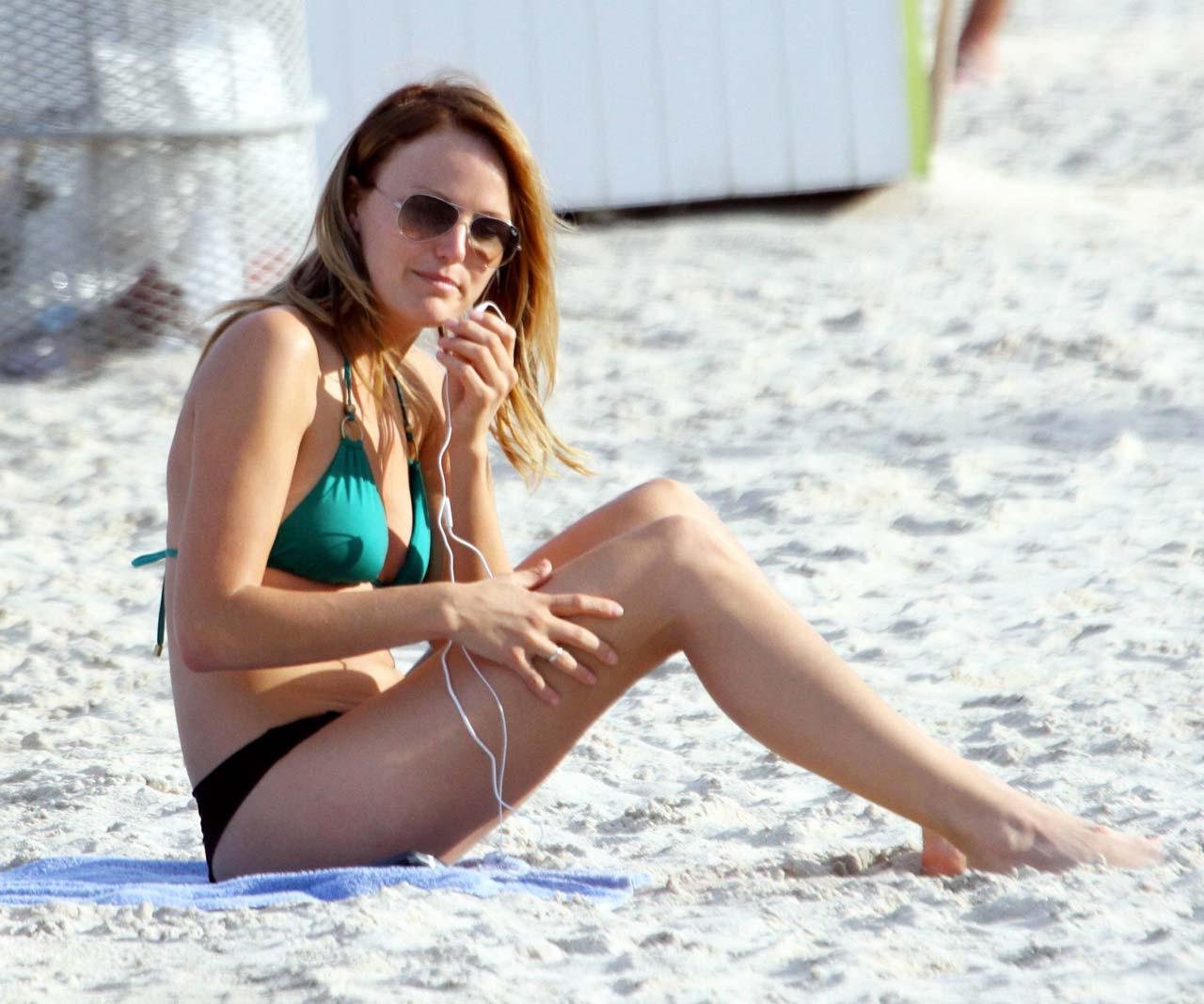 16P Malin Akerman exposing fucking sexy body and hot ass in thong on beach