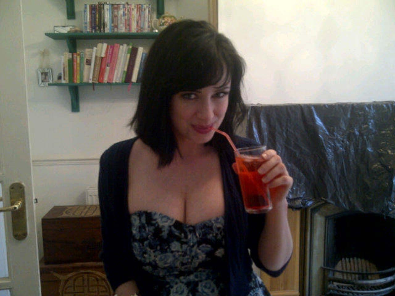 16P Sophie Howard exposing sexy body and huge boobs on private photos