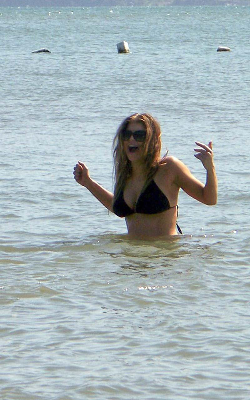 16P Stacy Fergie Ferguson exposing sexy body and hot ass in thong on beach