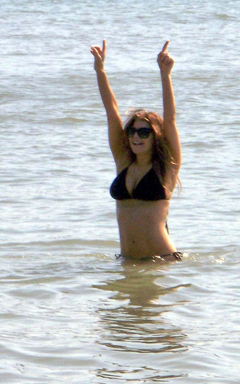 16P Stacy Fergie Ferguson exposing sexy body and hot ass in thong on beach