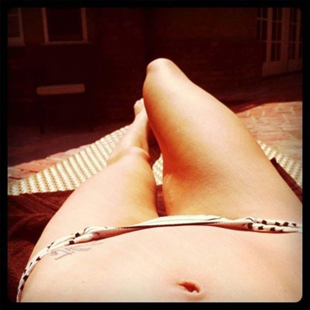 16P LeAnn Rimes posing and showing her fucking sexy body on private photos