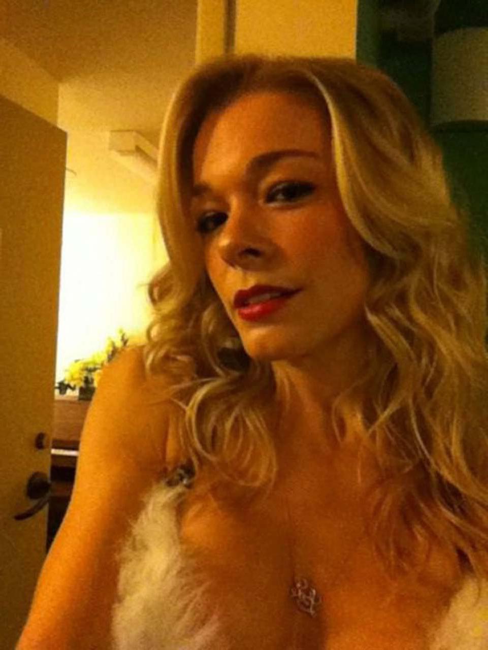 16P LeAnn Rimes posing and showing her fucking sexy body on private photos
