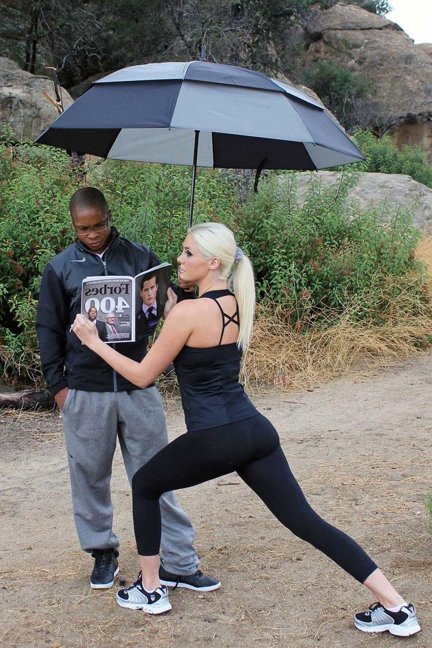 16P Karissa Shannon showing her fantastic ass in shorts and thong paparazzi pictures
