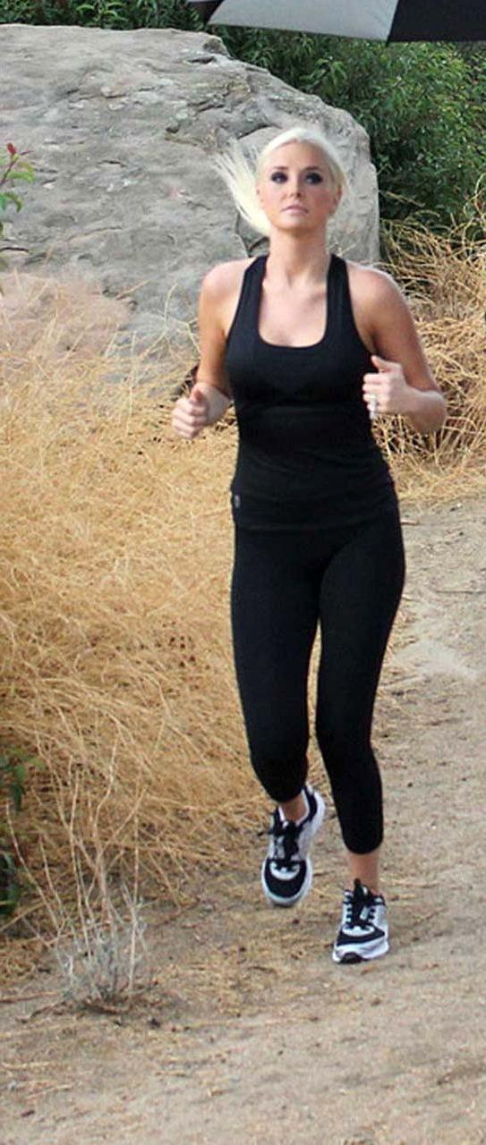16P Karissa Shannon showing her fantastic ass in shorts and thong paparazzi pictures