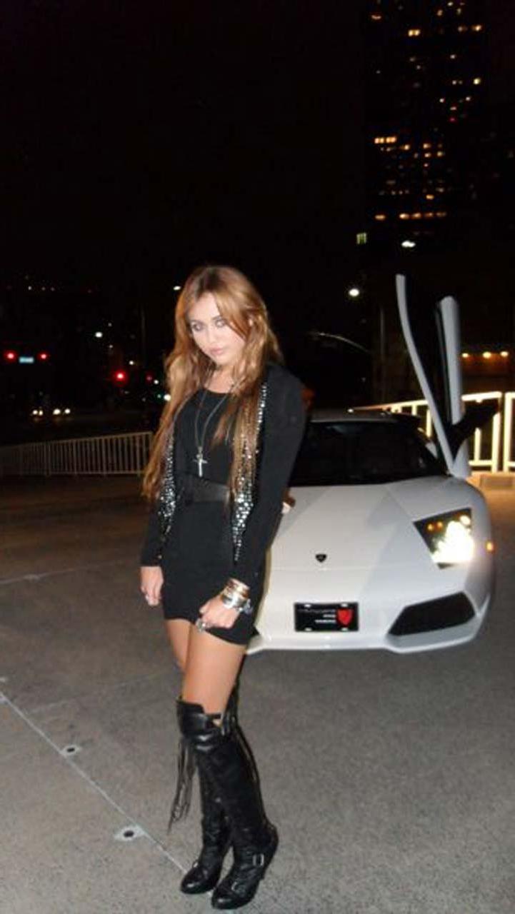 16P Miley Cyrus looking fucking sexy and hot on her private photos