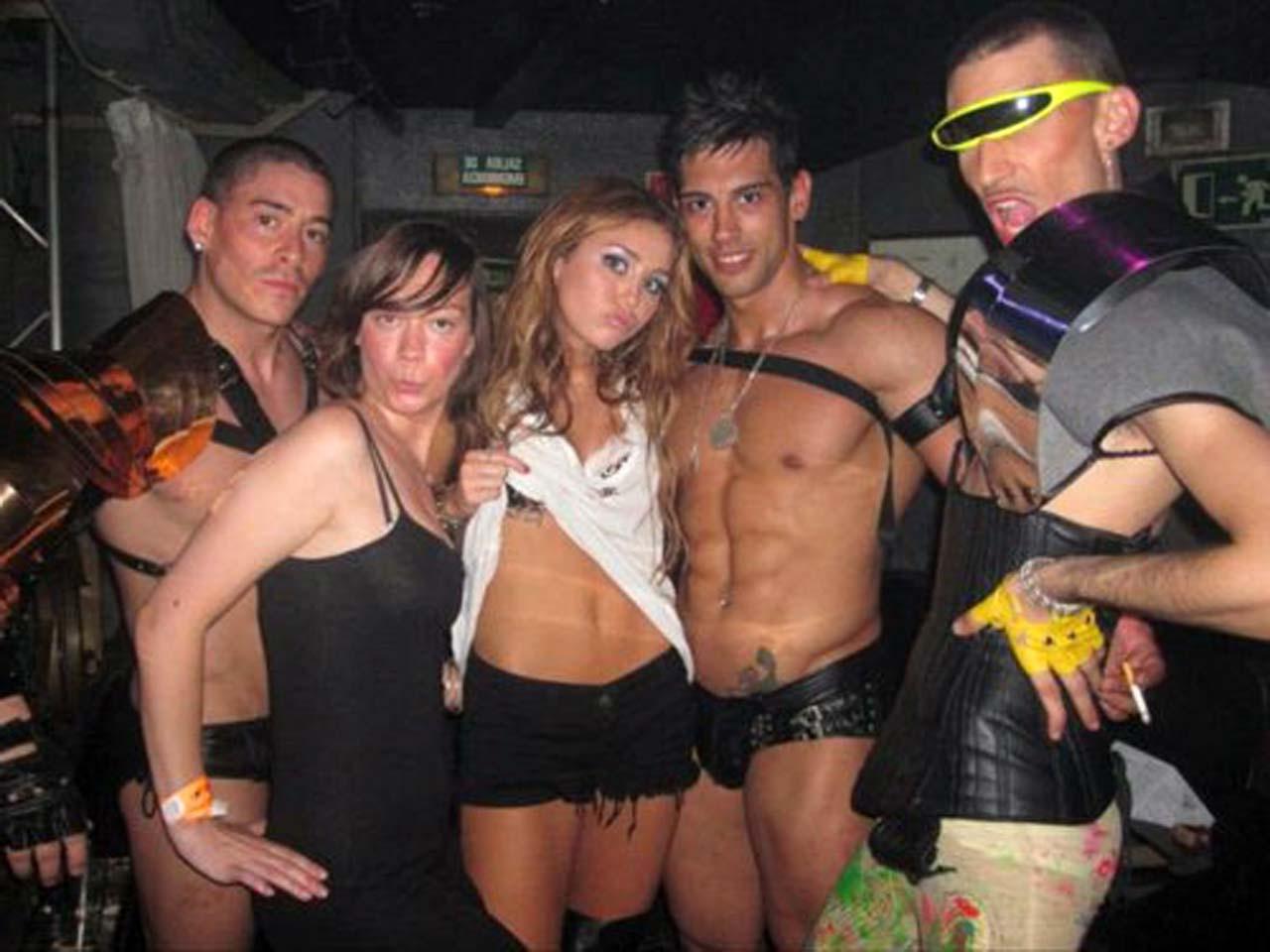 16P Miley Cyrus looking fucking sexy and hot on her private photos