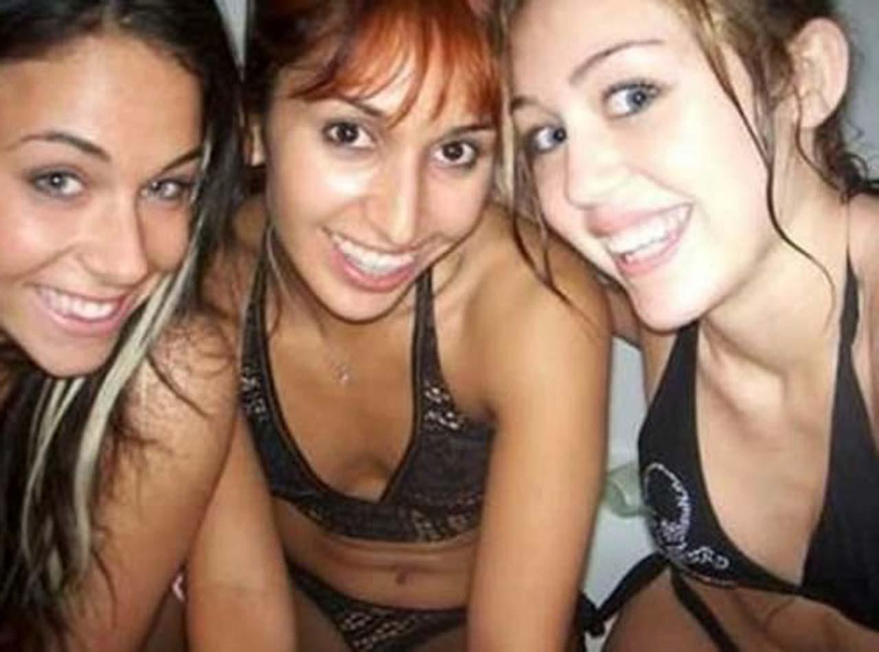 16P Miley Cyrus looking fucking sexy and hot on her private photos
