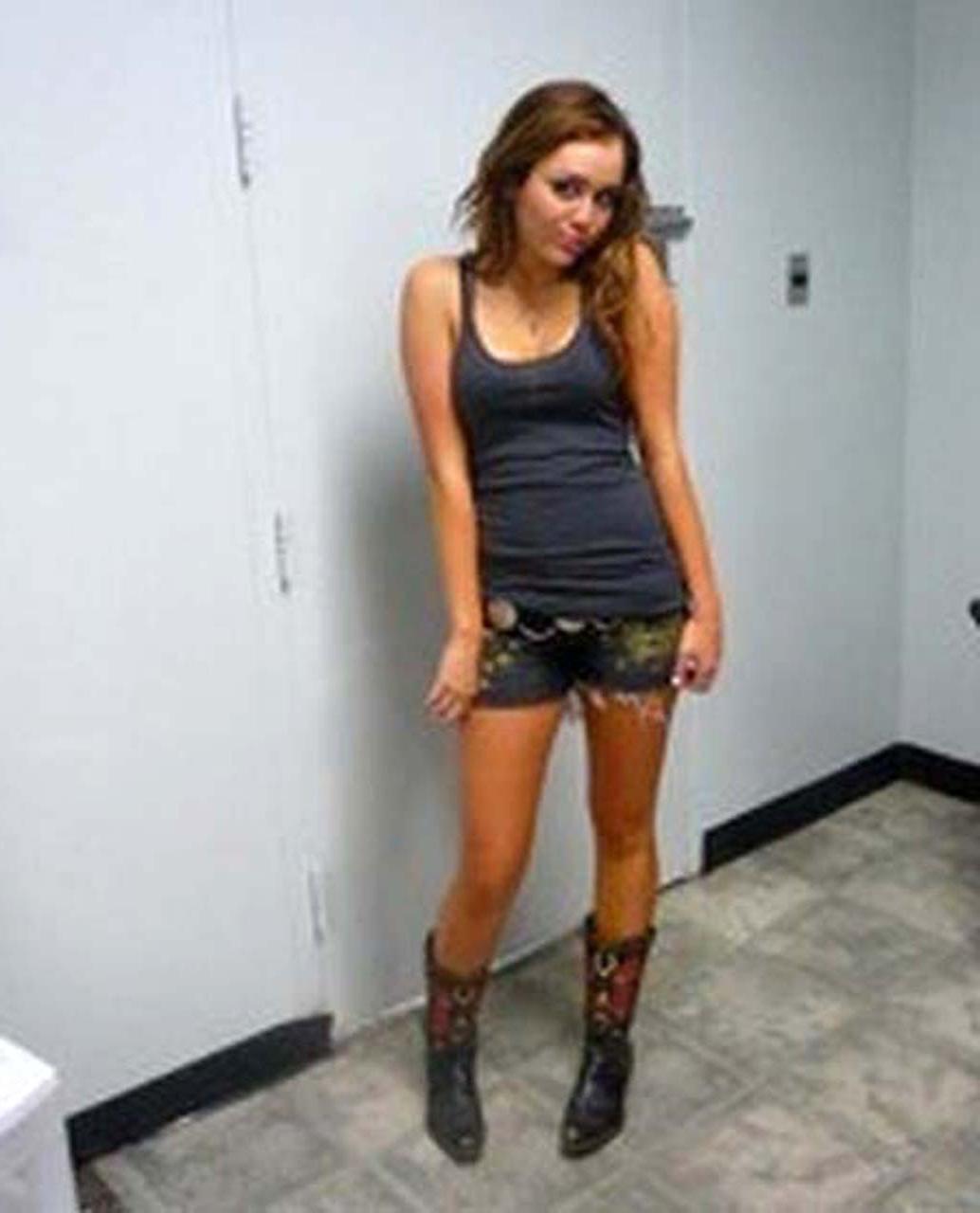 16P Miley Cyrus looking fucking sexy and hot on her private photos