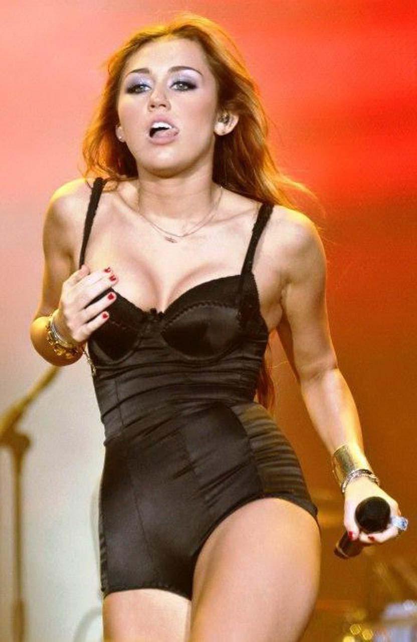 16P Miley Cyrus looking fucking sexy and hot on her private photos