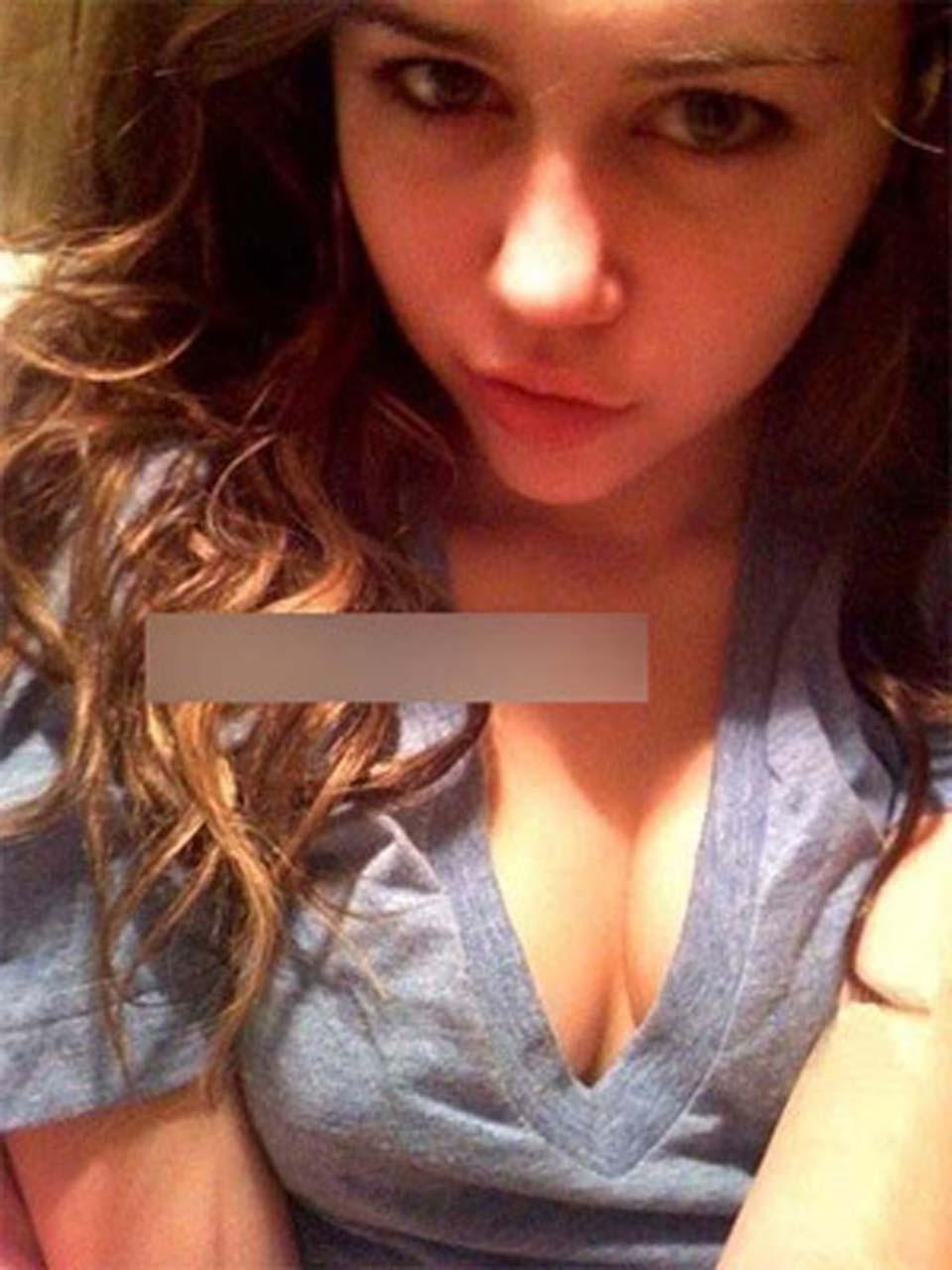 16P Miley Cyrus looking fucking sexy and hot on her private photos