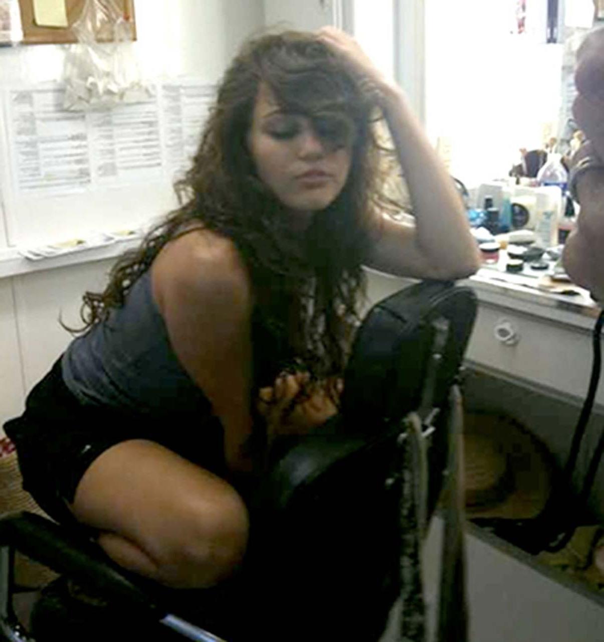 16P Miley Cyrus looking fucking sexy and hot on her private photos
