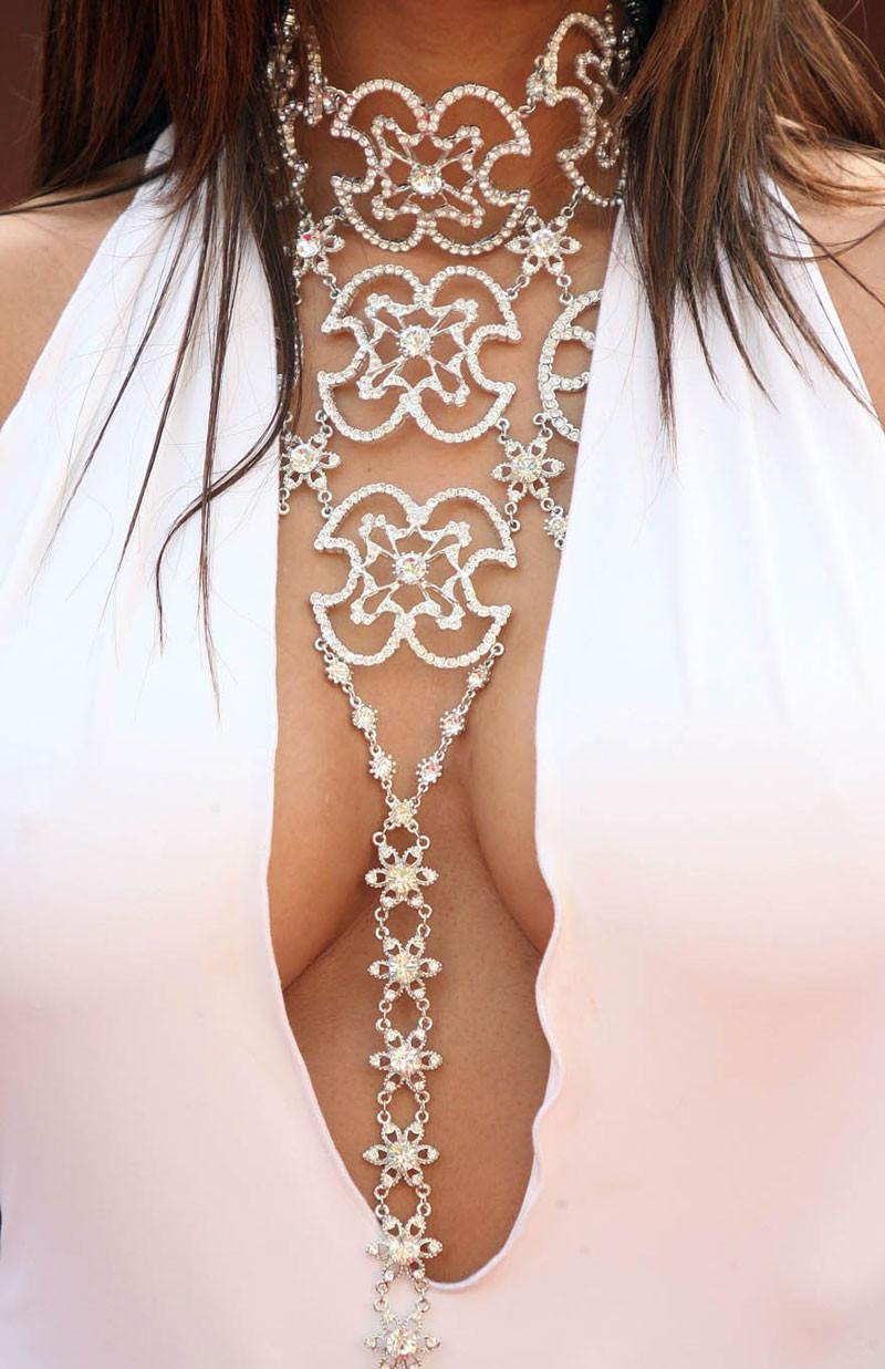 16P Vida Guerra showing sublime ass in bikini