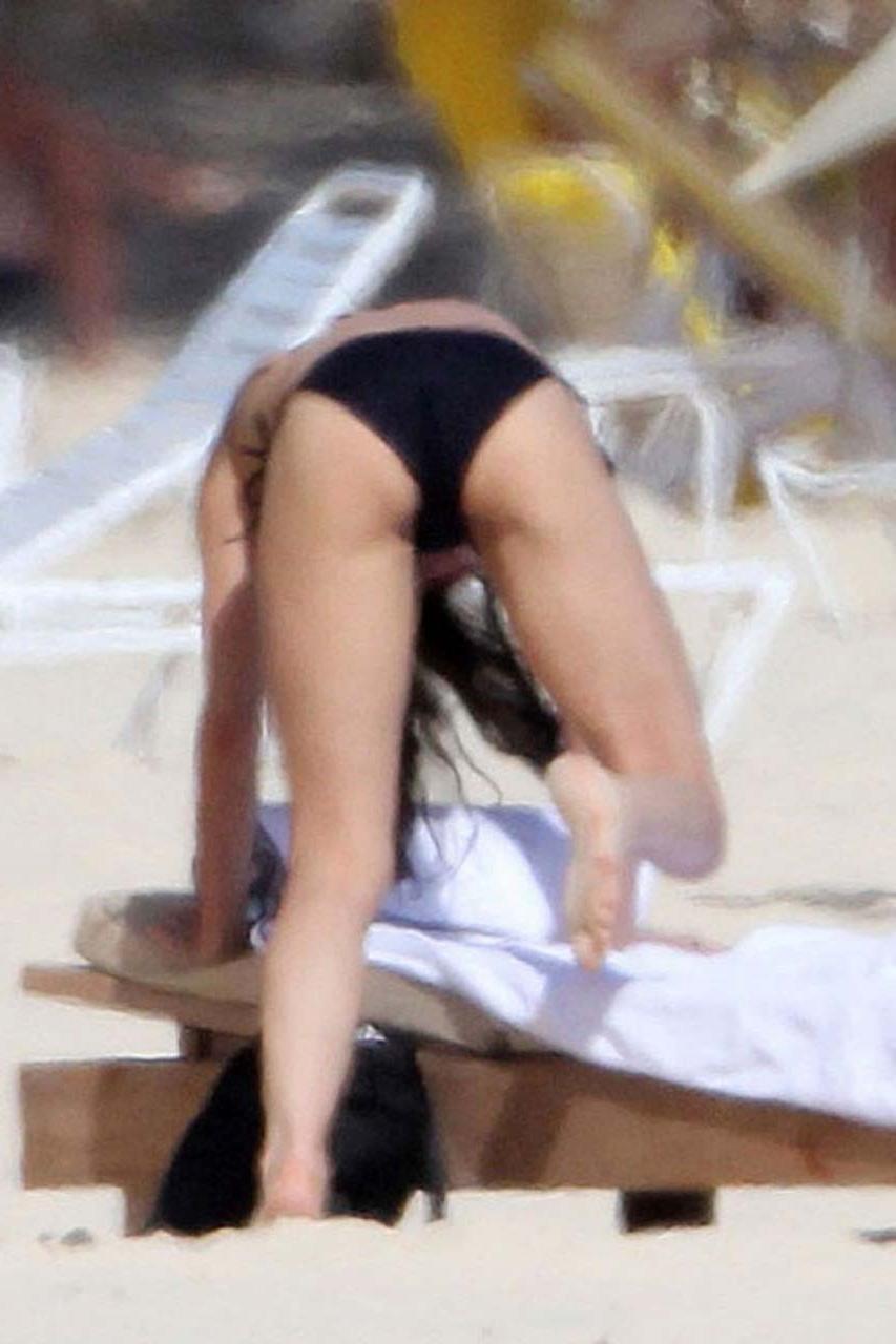 16P Demi Moore leggy and exposing her great ass in thong and showing big boobs