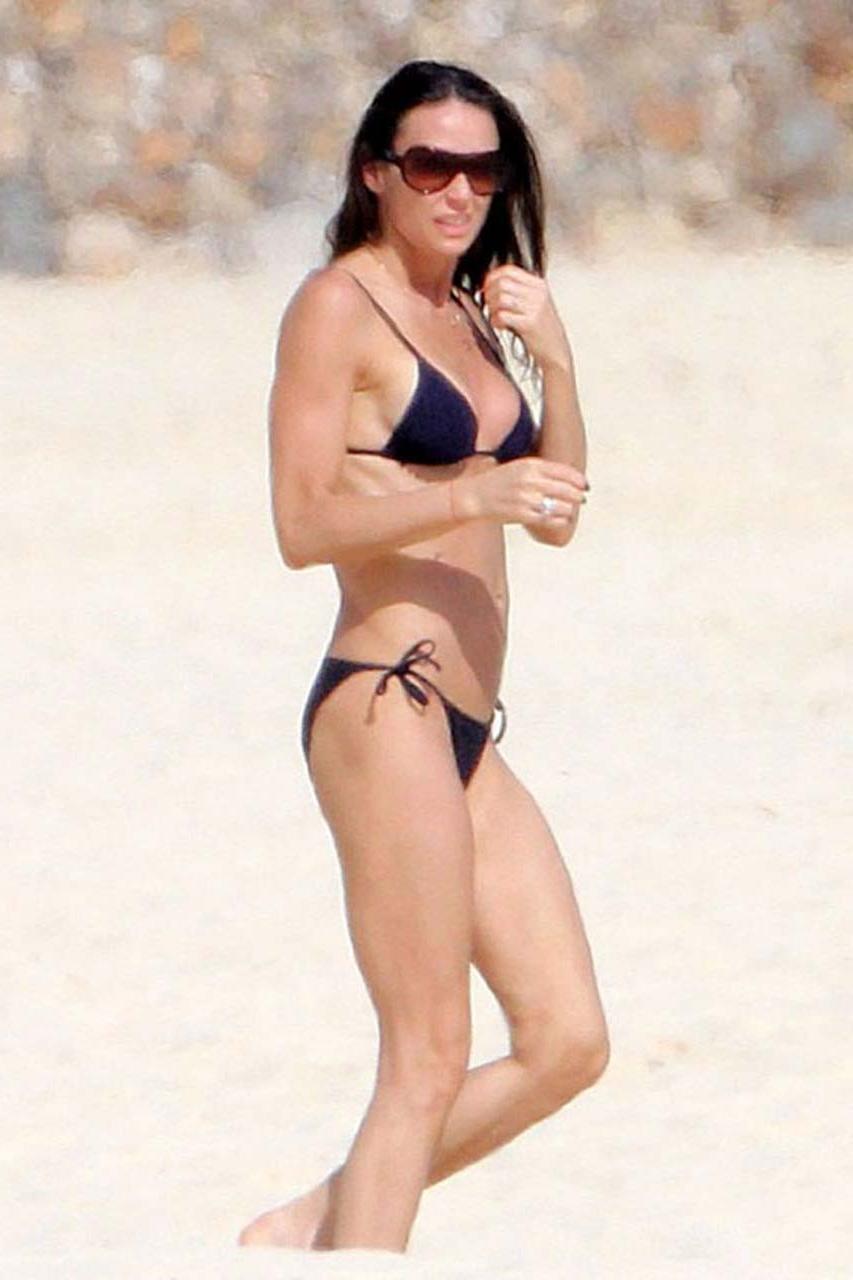16P Demi Moore leggy and exposing her great ass in thong and showing big boobs