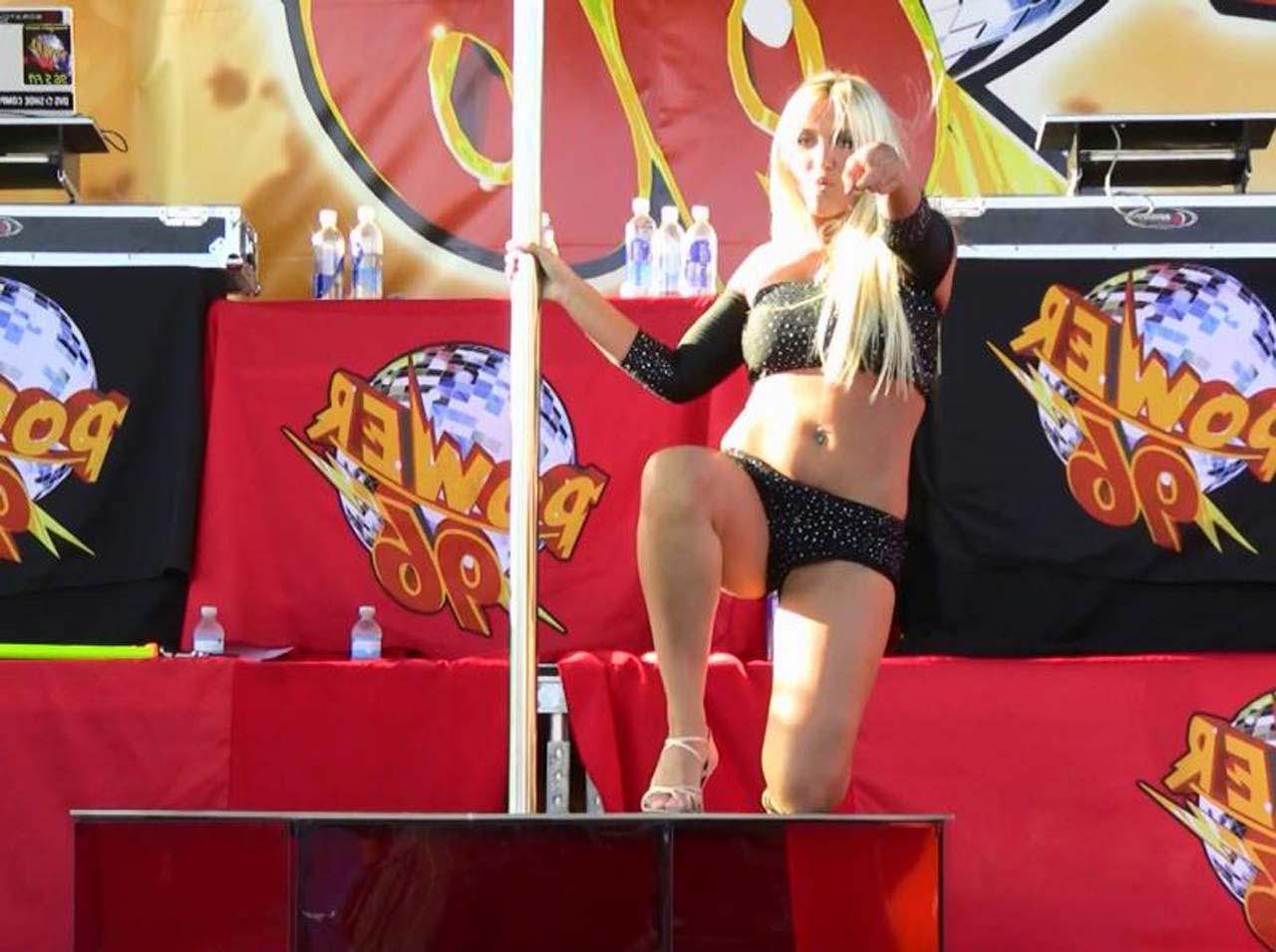 16P Brooke Hogan exposing sexy bikini body and very hot ass in thong