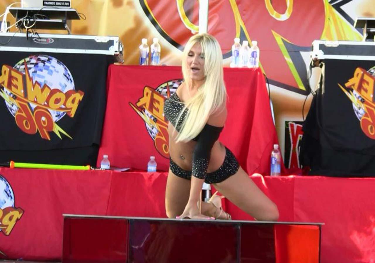 16P Brooke Hogan exposing sexy bikini body and very hot ass in thong